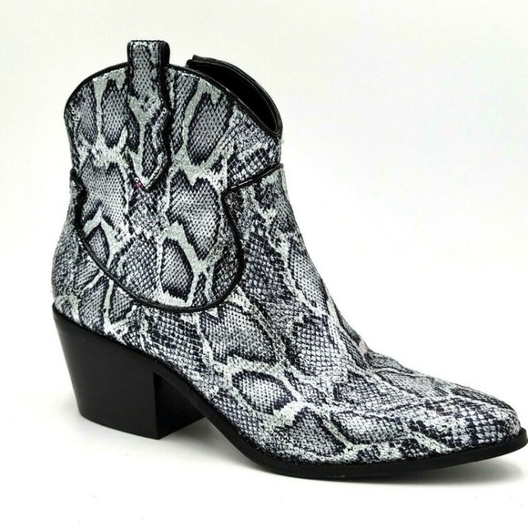 🛍️ sold 🛍️ BETSEY JOHNSON lucki western booties size 6.5 in silver snake sequin - Picture 3 of 5